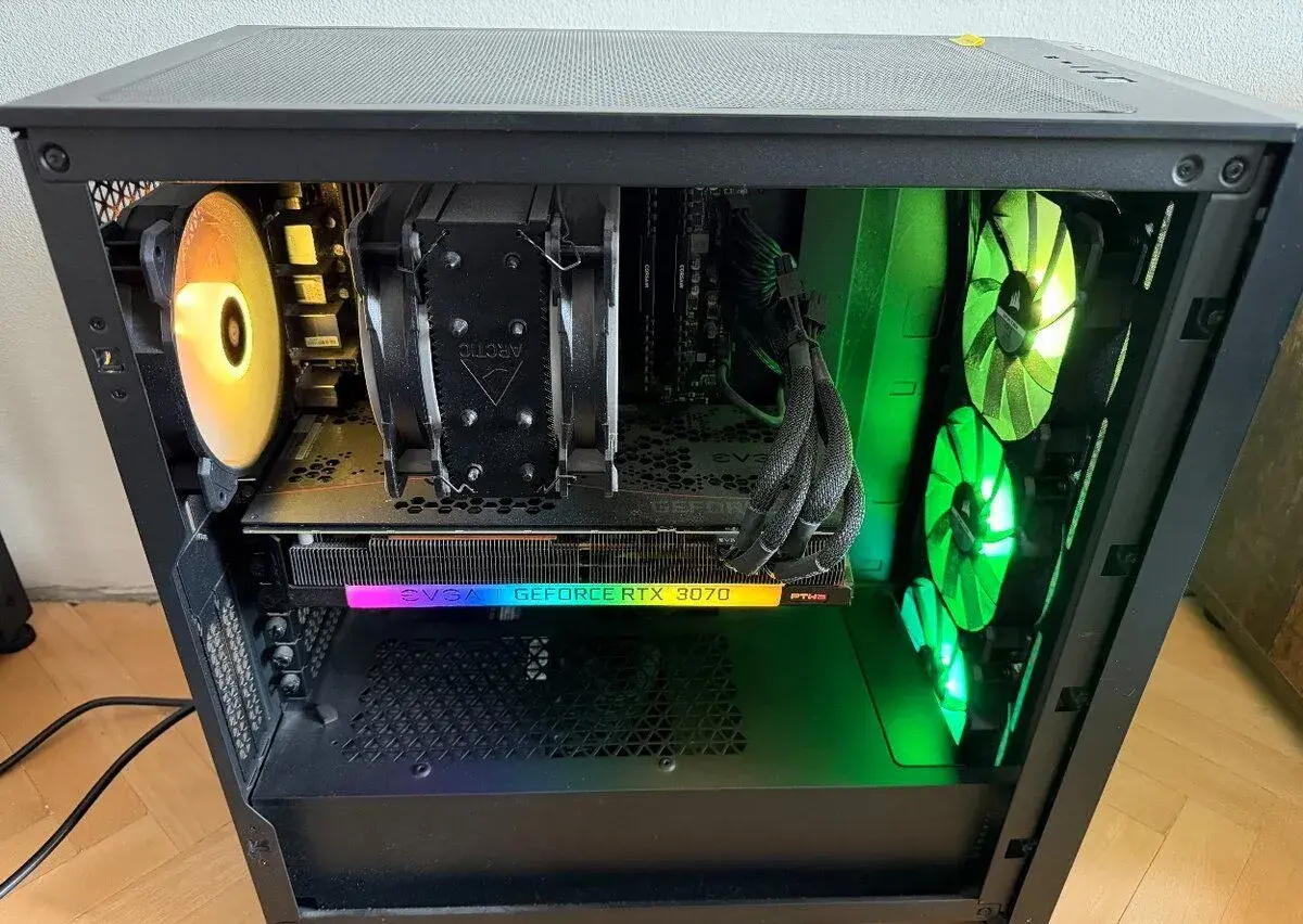 Herní PC + stůl, židle, klávesnice a monitor