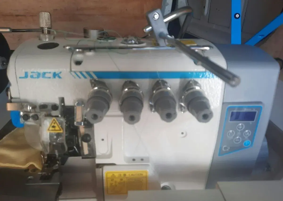 Průmyslový automaticky 4 nitny overlock Jack C2