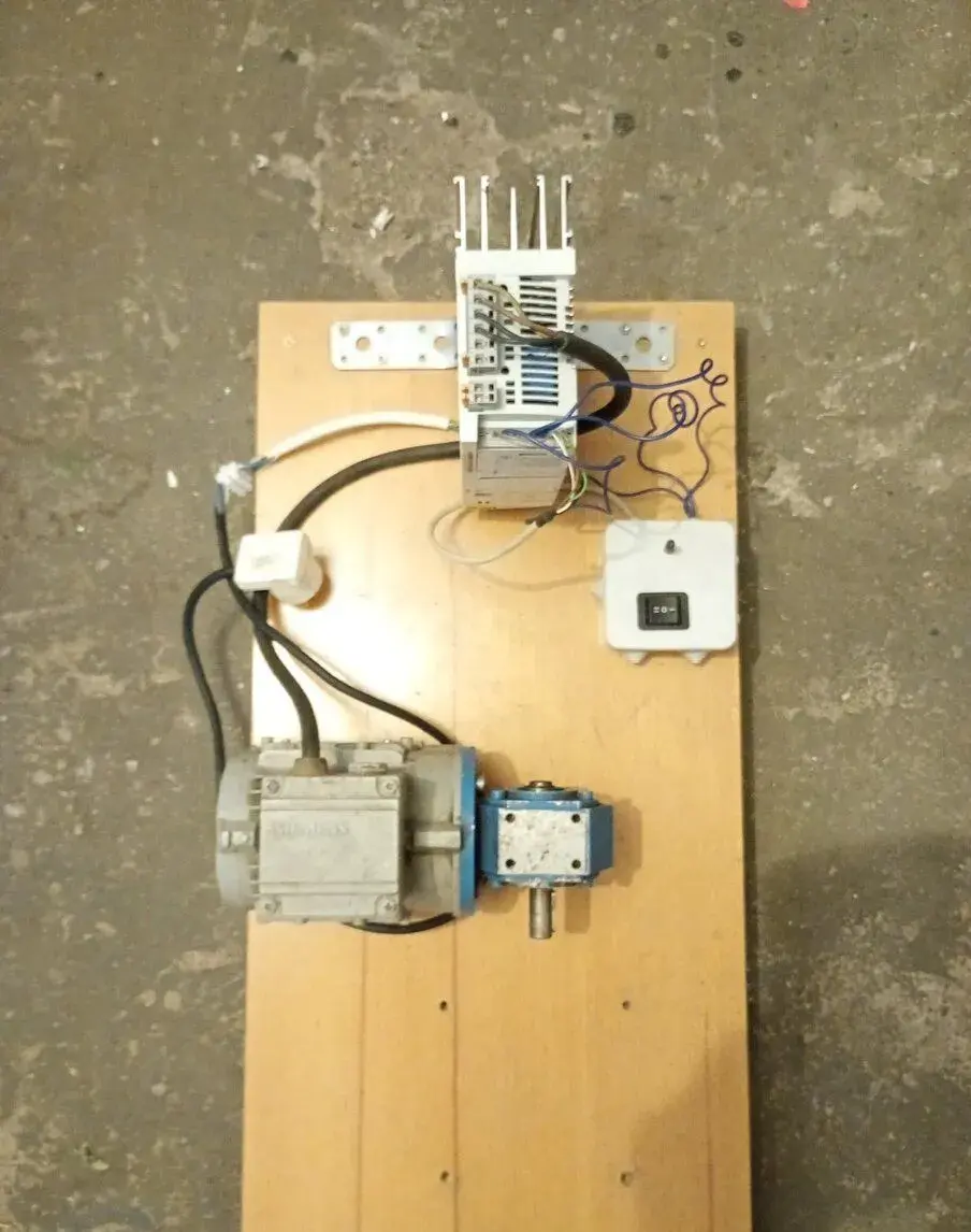 Frekvenční měnič s elektromotorem