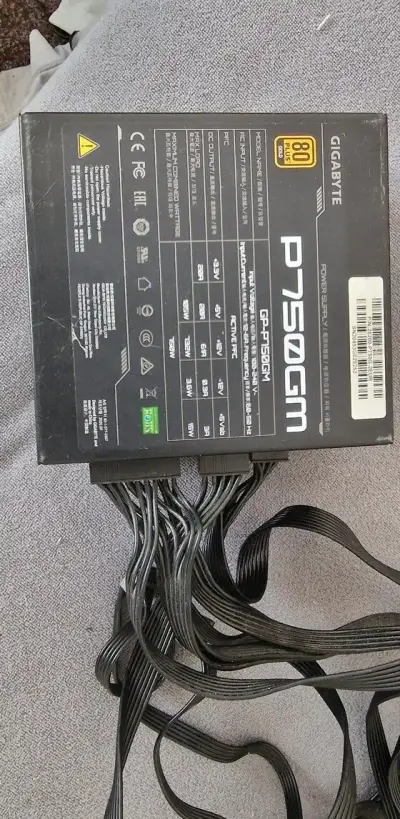 Zdroj gigabyte P750GM