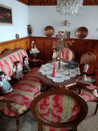 Titulek: starožitná sedací a jídelní souprava