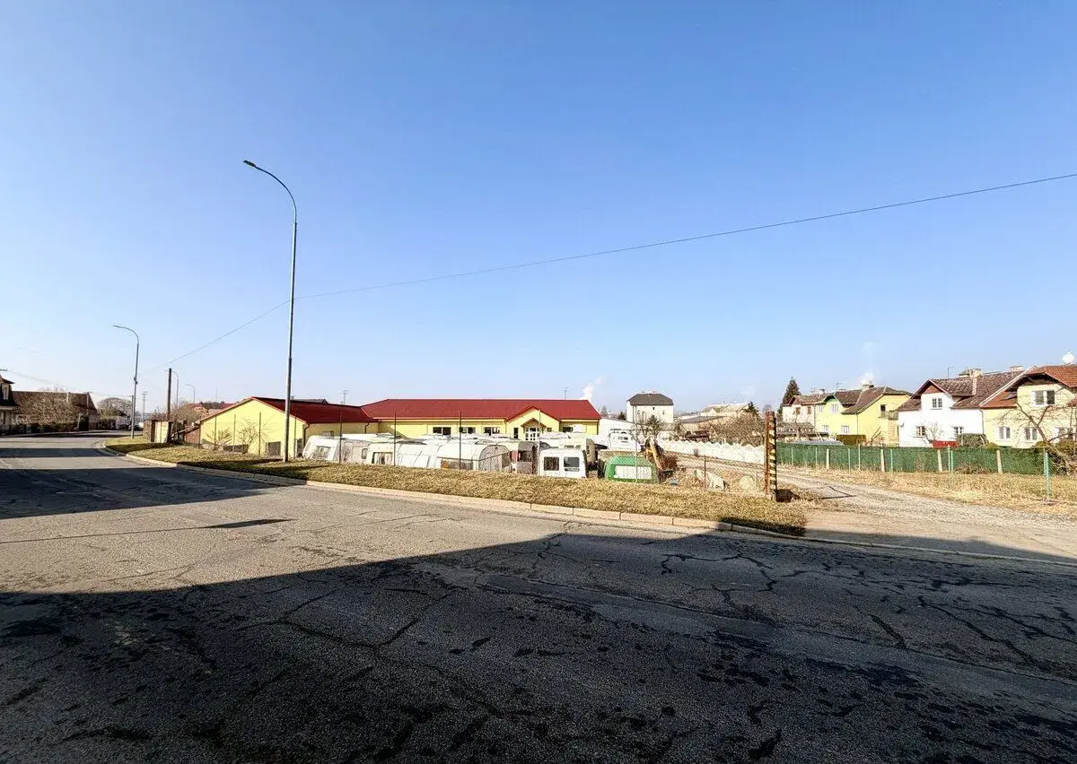 Areál v centru města s prodejnou, skladem a trojgaráží (užit