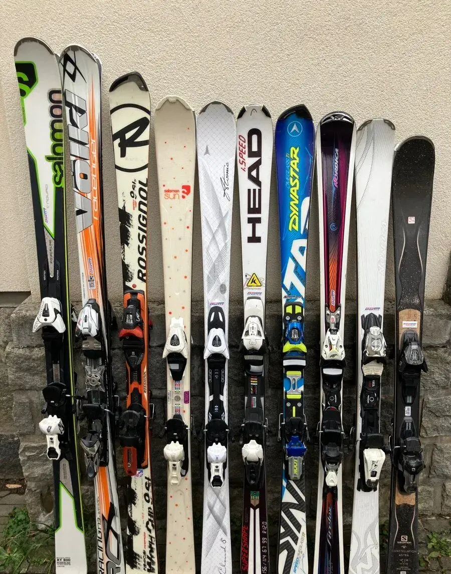 Sjezdové lyže, jeden pár 1500,-