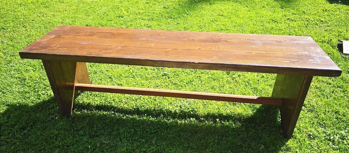 Masivní dřevěnou zahradní lavici