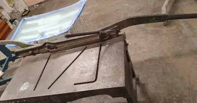 Tabulkové litinové nůžky