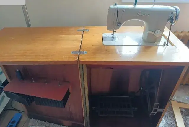 ŠICÍ STROJ Minerva mechanický skládací do dřevěné skříňky