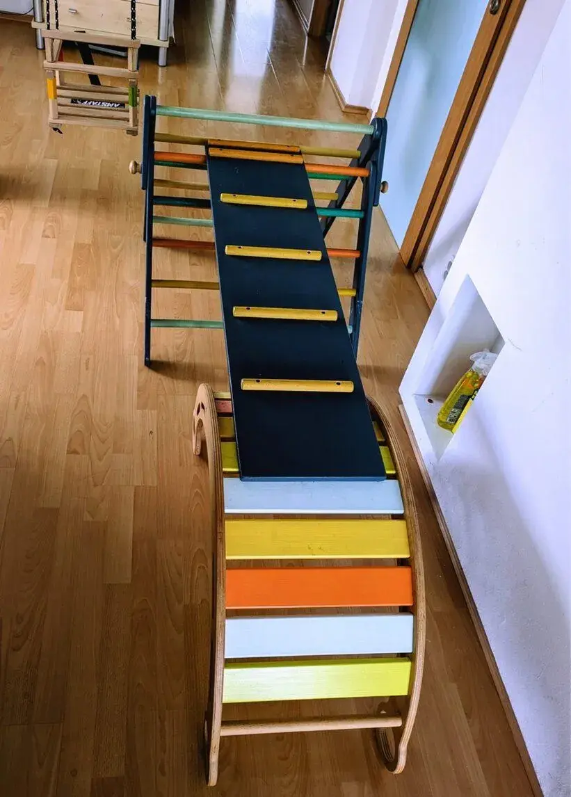 Montessori trojuhelnik, houpacka a skluzavka k trojuhelniku