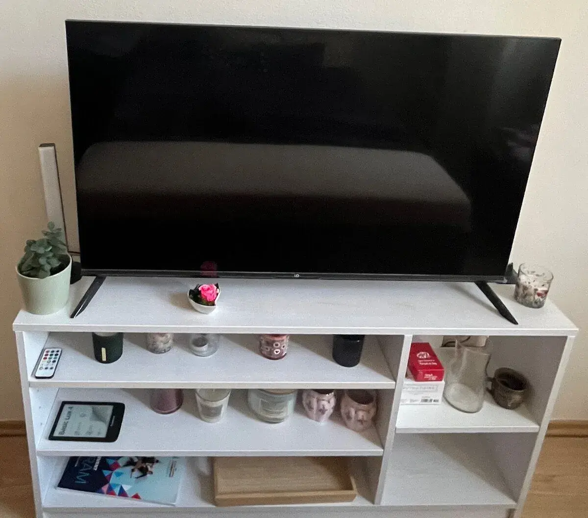 Televize UD 43U6210 43” 4K Smart TV + bílý TV stolek