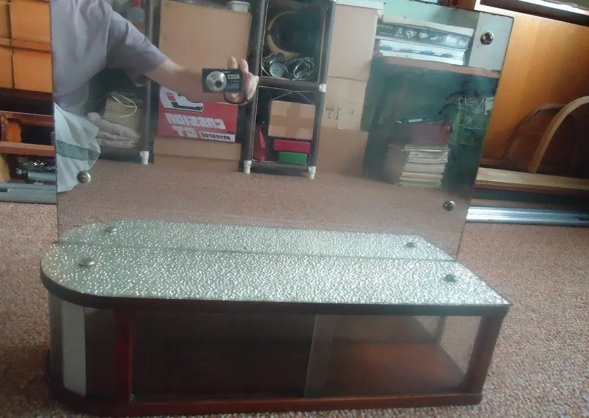 Dřevěná skřínka se zrcadlem