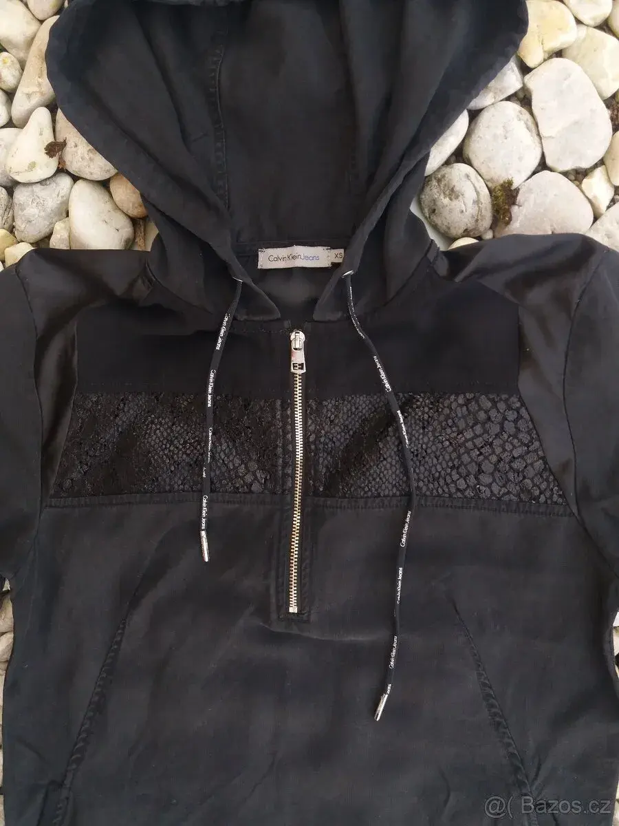 Calvin Klein Jeans dámské mikinové šaty s kapucí XS – černé