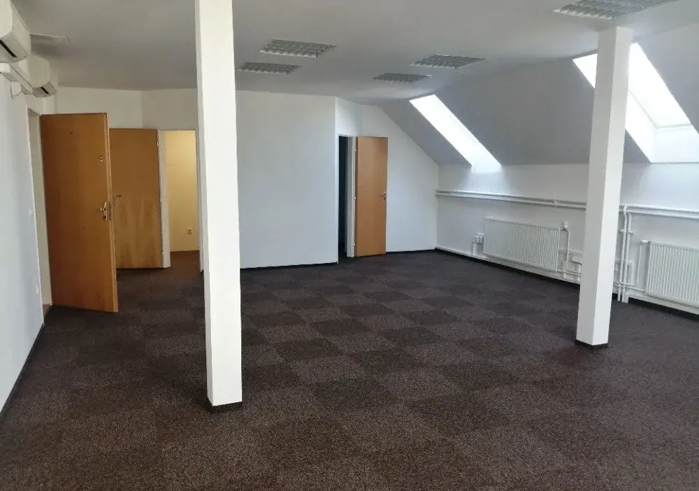 Pronájem rekonstruovaných kancelářských prostor 65 a 20m2