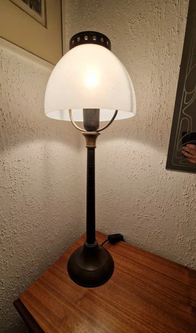 Lampa se skleněným stínítkem mosaz