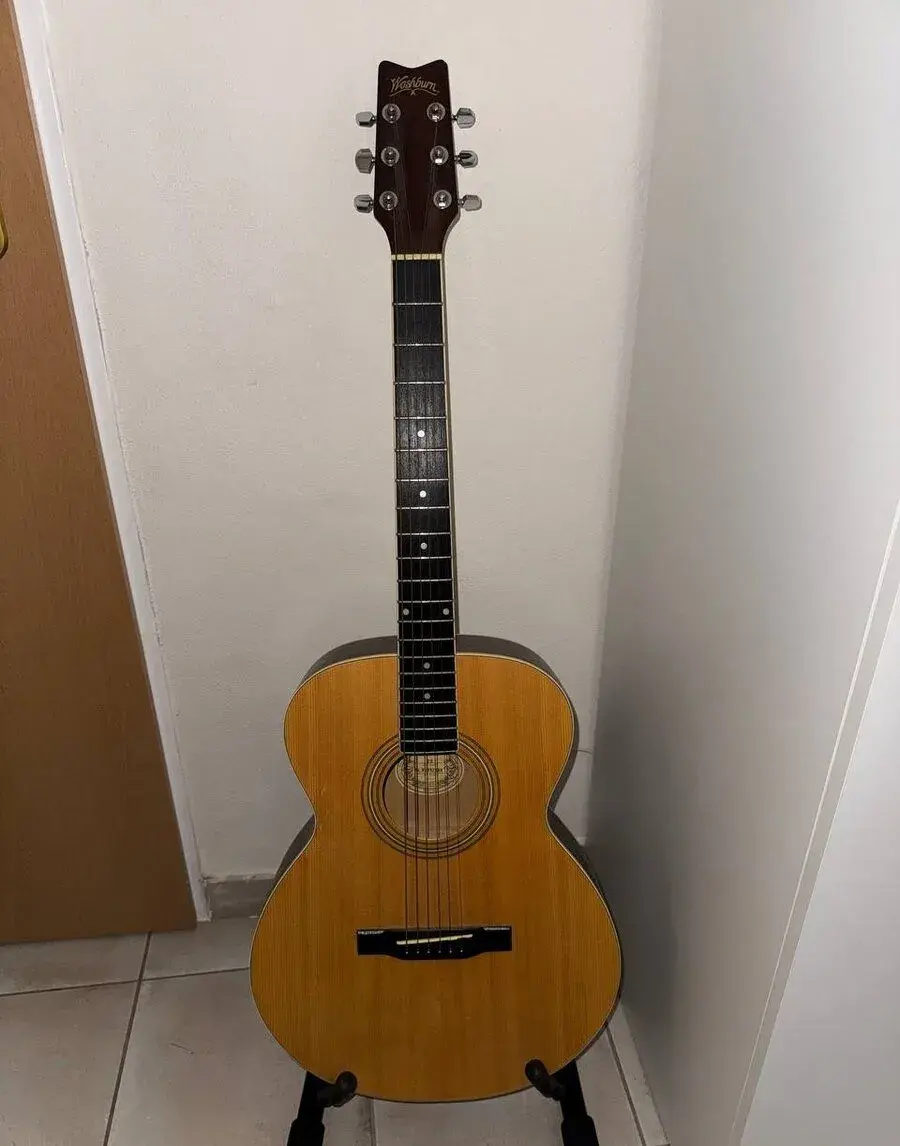 Akustická kytara Washburn F8 (tvar Folk)