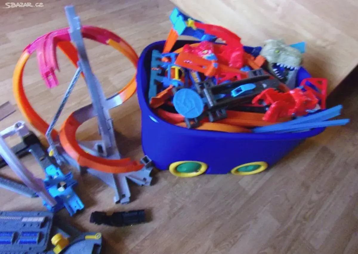 stavebnice Hot Wheels autodráha věž včetně koše