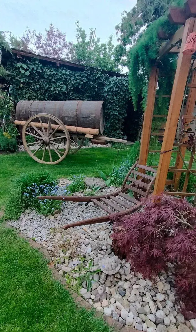 Starý vůz, povoz. Hrábě, chomouty, pila.