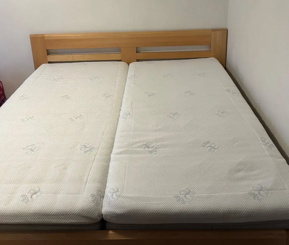 Postel z masivu 180x200, dva noční stolky