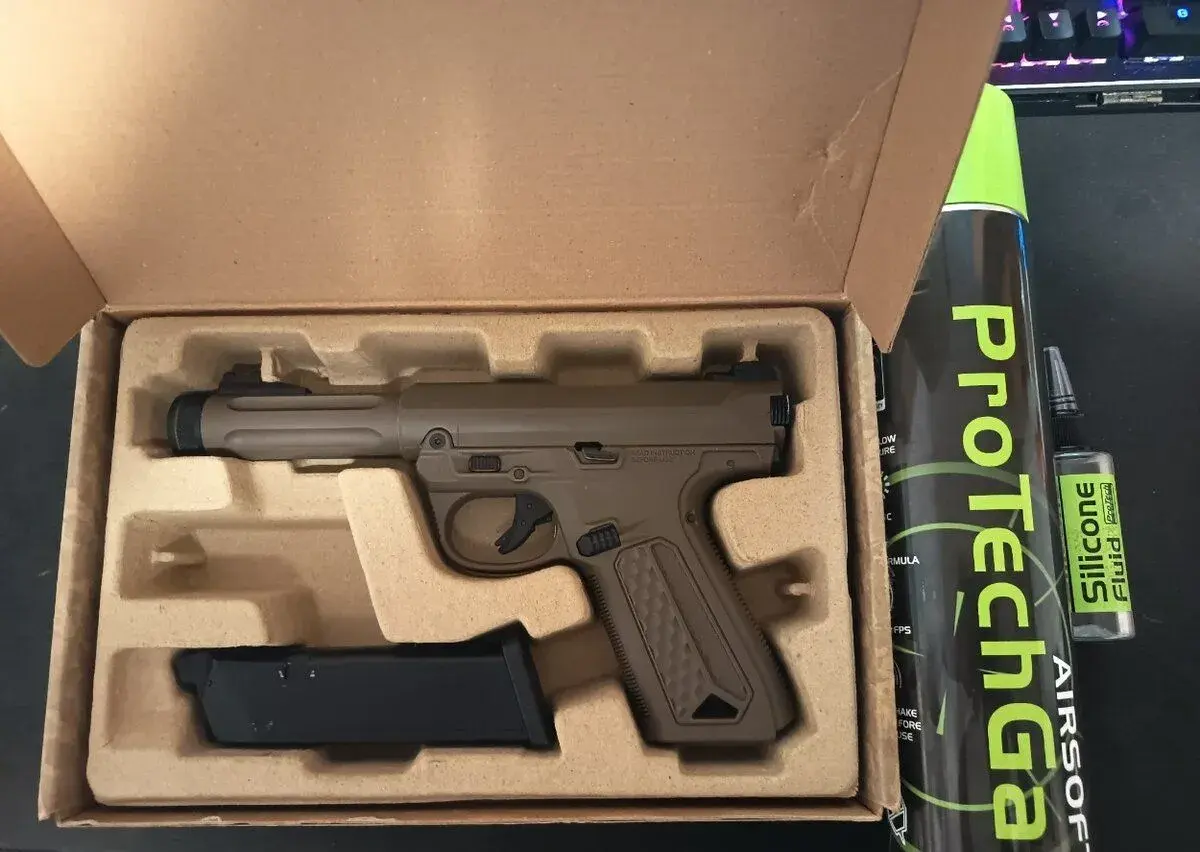 Airsoftová pistole AAP-01(FDE) + plyn + silikonový olej