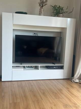 Bílá obývací stěna za 700,-