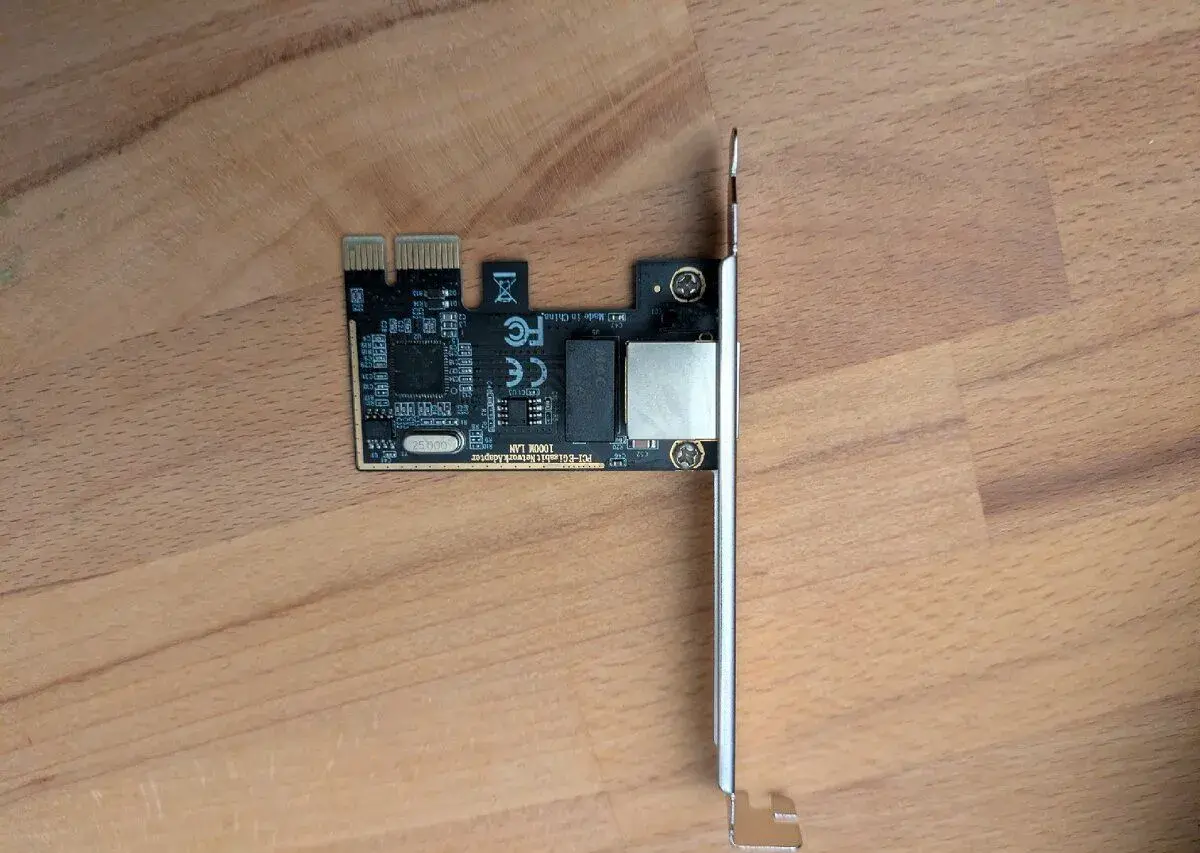 PCI-E síťová karta 10/100/1000 Mbps
