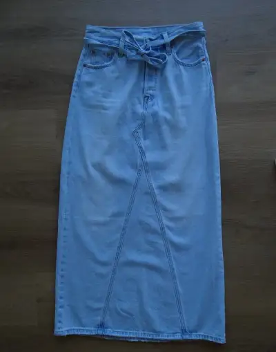 Světle modrá dlouhá džínová sukně Levi’s (vel. 26)