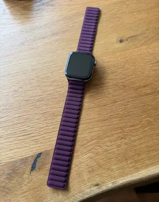 NOVÝ Řemínek Apple Watch 46 mm - burgundsky červený