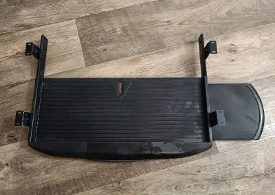 Výsuvný držák klávesnice pod stůl