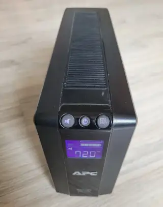 Záložní napájecí zdroj APC Back-UPS Pro 550 VA