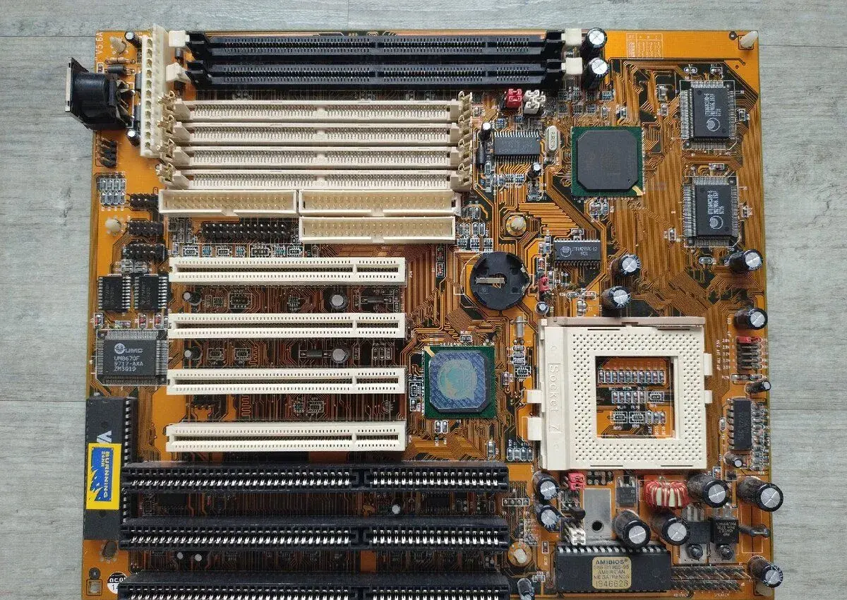 PCChips M550 - Intel 430TX - Socket 7