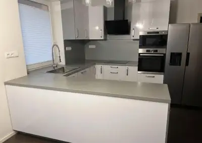 Moderní kuchyňská linka do U včetně vestavných spotřebičů (b