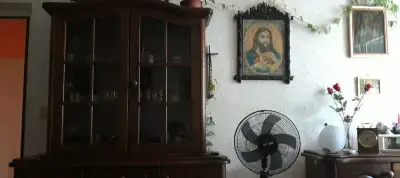 Prosklená komoda z masivního dřeva
