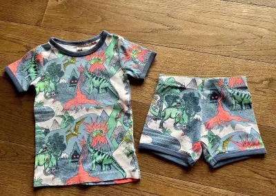 Pyžamo s dinosaury - vel.98/104 (H&M)