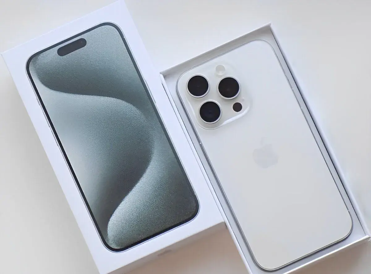 iPhone 15 Pro White Titanium BATERIE 100%