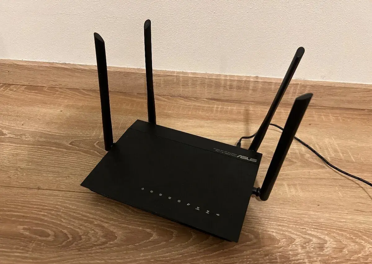 Výkonný gigabitový Wi-Fi router ASUS RT-AC1200G+ (Dual-Band)