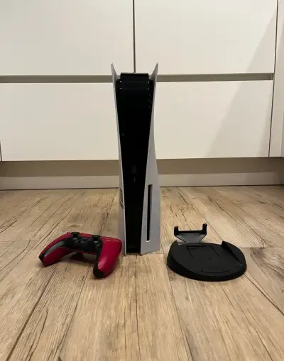 PlayStation 5 (PS5) + červený ovladač DualSense.