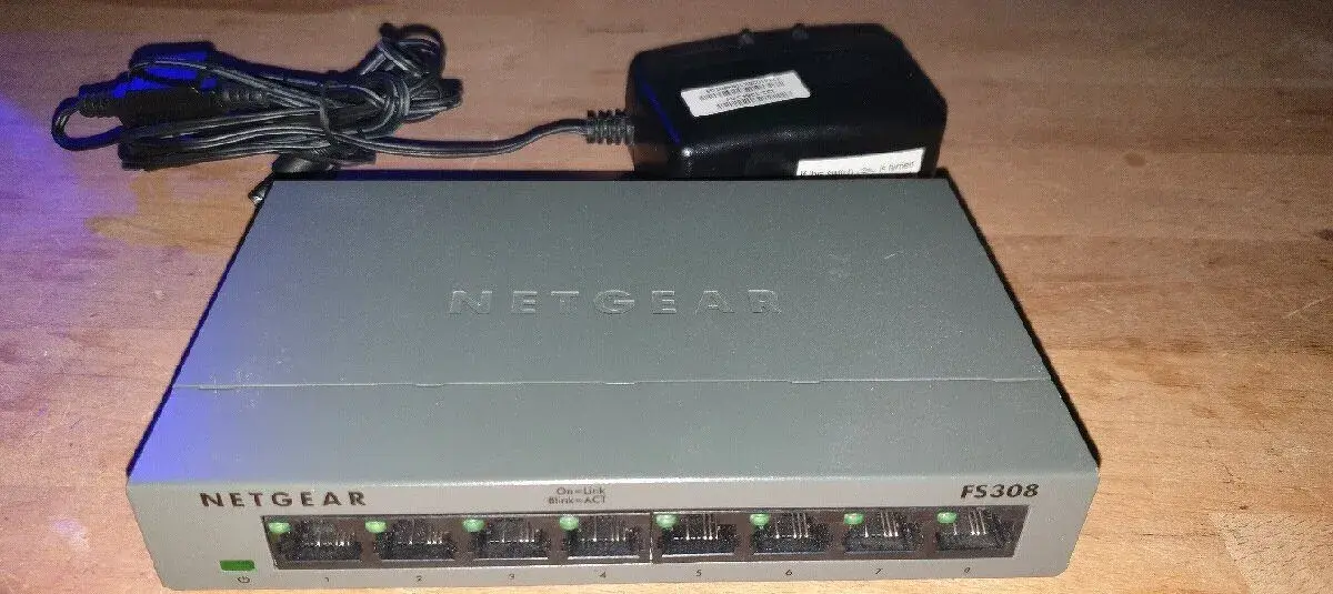 Netgear FS308 8x 10 / 100 Switch FS308 – 8× 10/100 přepínač