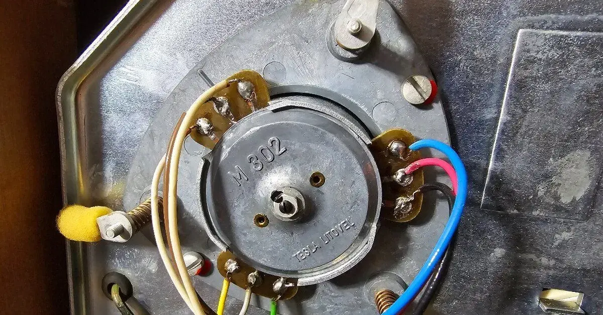 Motor SMR 300-100 24V a Motor M 302 z gramofonu Tesla NC 440