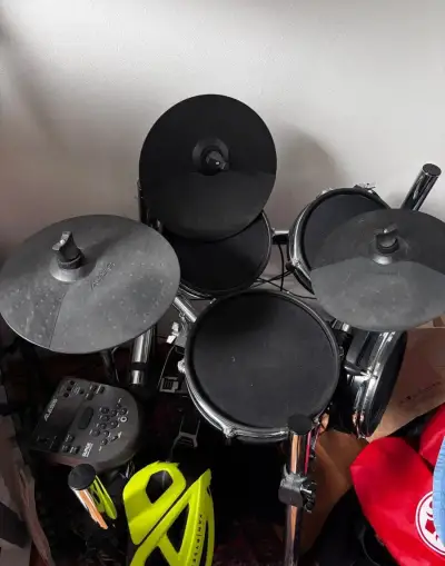 Elektronické bicí Alesis Surge (mesh pady, 3 činely)