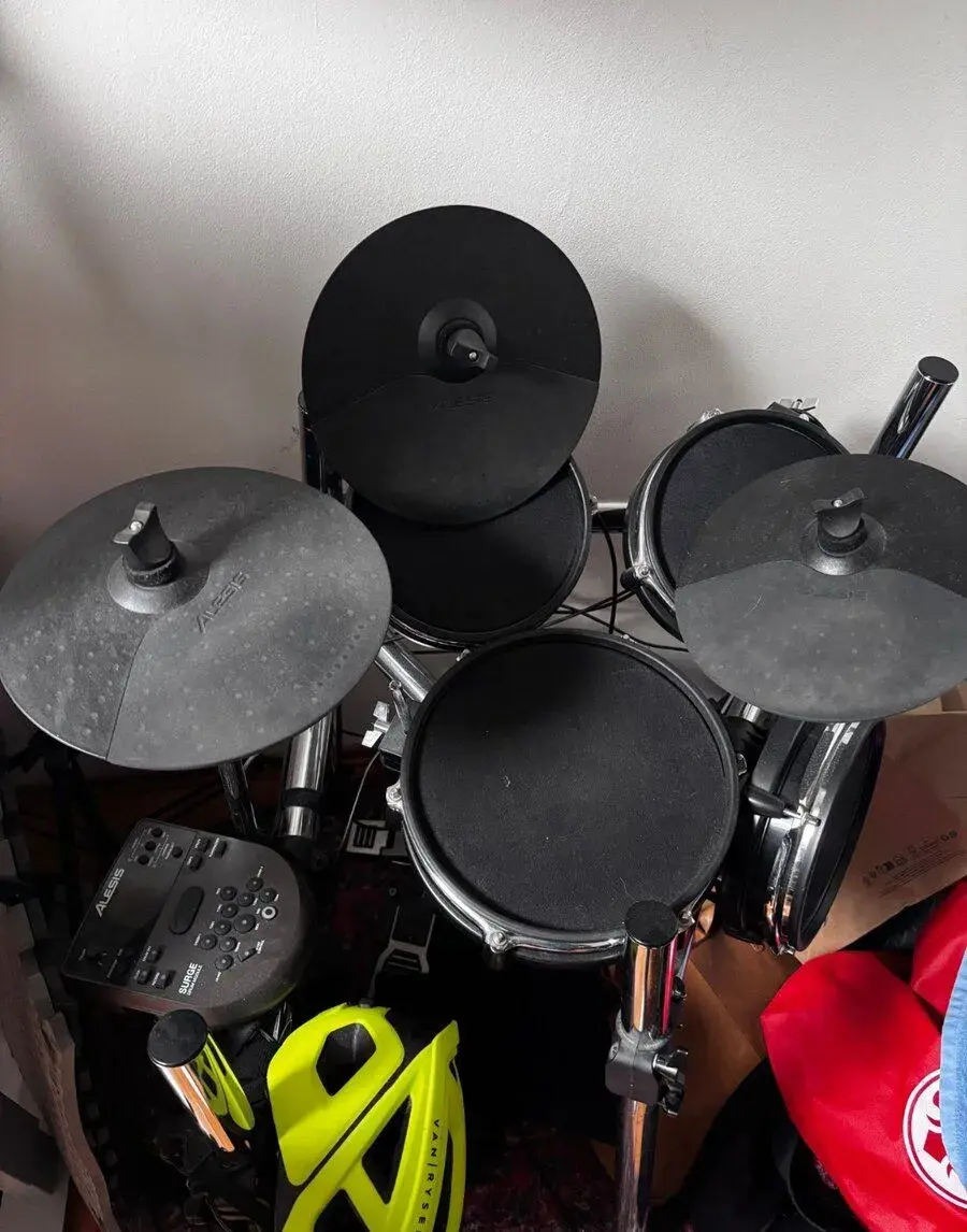 Elektronické bicí Alesis Surge (mesh pady, 3 činely)