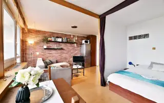 Svetlý zariadený byt 2+kk so zasklenou lodžiou a výhľadom,