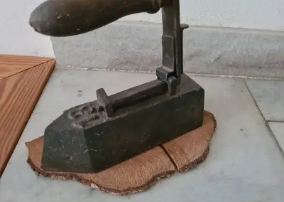 Starožitnou žehličku