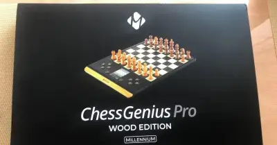 Šachový počítač chess Genius PRO, šachy jsou dřevěné