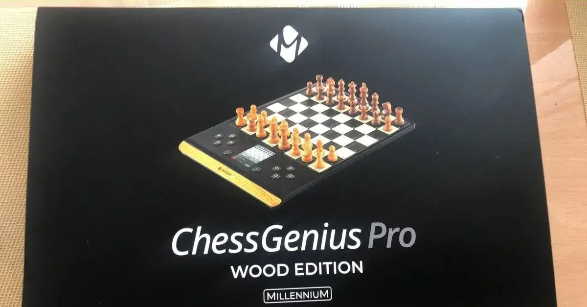 Šachový počítač chess Genius PRO, šachy jsou dřevěné