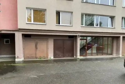 Pronájem zamykatelné garáže 17 m2, Strašnice