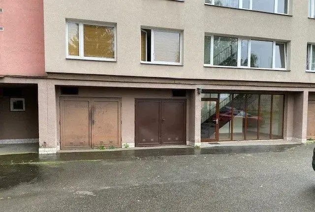 Pronájem zamykatelné garáže 17 m2, Strašnice