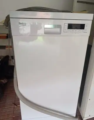 Úzká myčka Beko