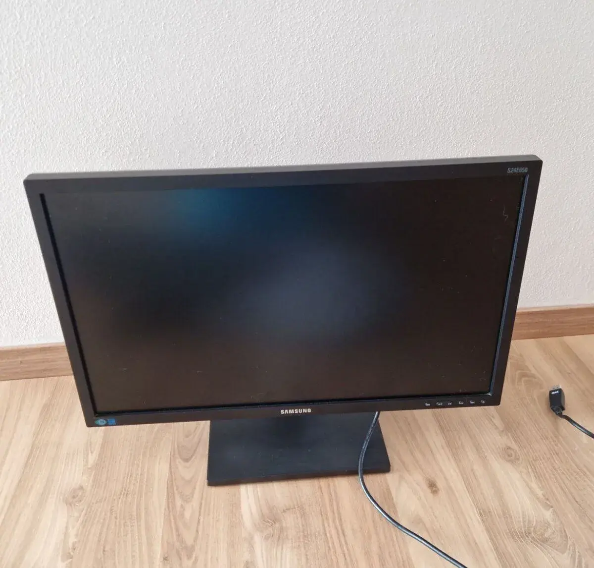 Samsung S24E650PL – 24" Full HD monitor, 100% funkční