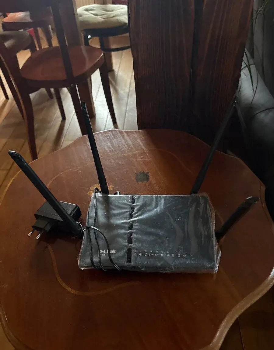 Router D-Link DIR825
