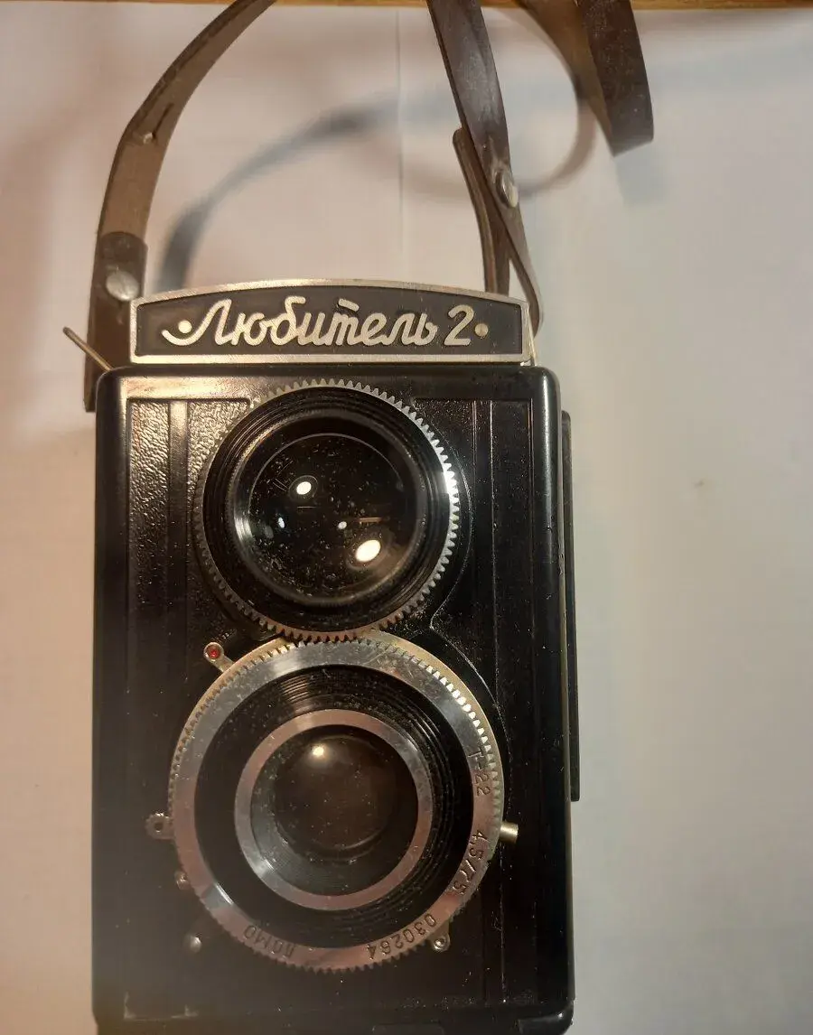Sovětský fotoaparát Lubitel 2 TLR s koženým pouzdrem