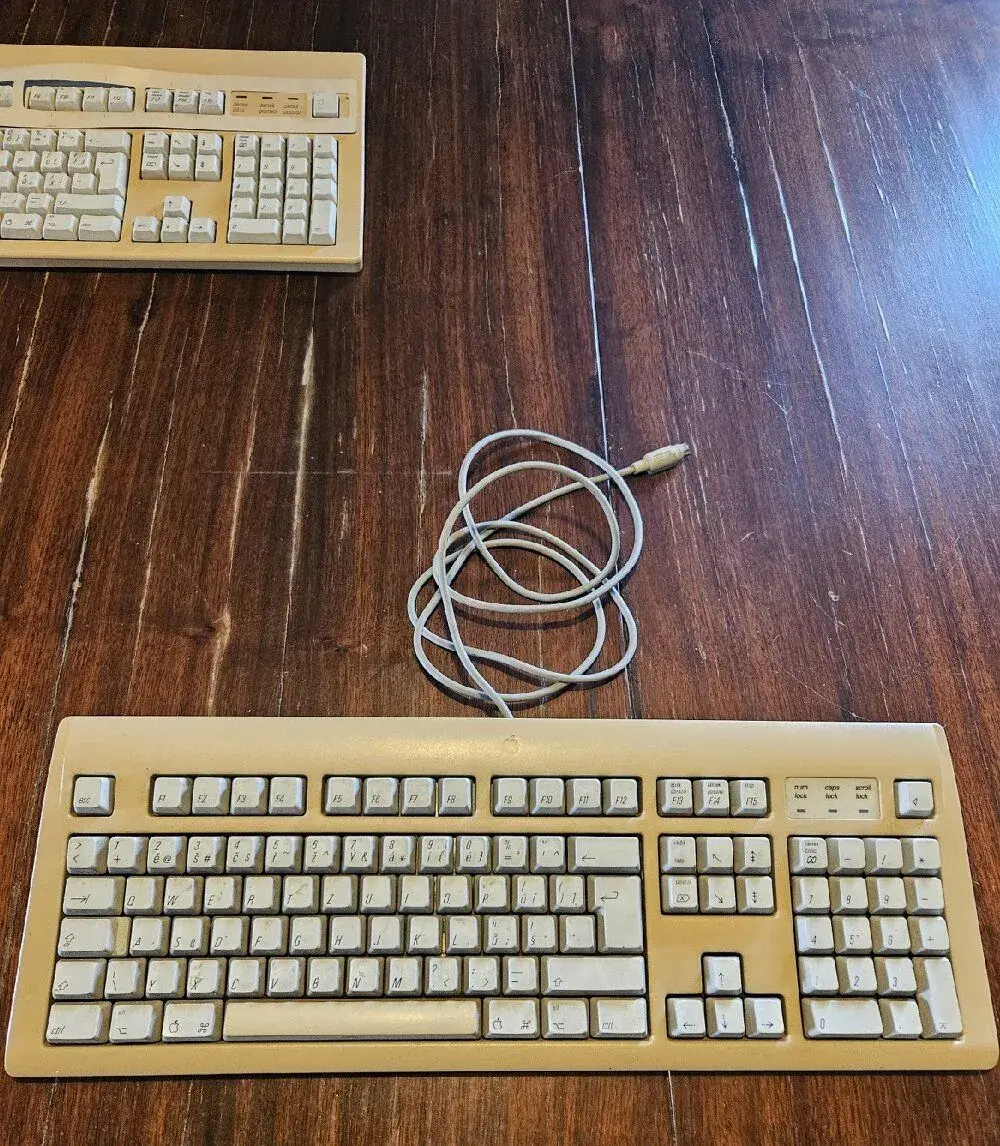 AppleDesign Keyboard M2980 CZ layout (1994)