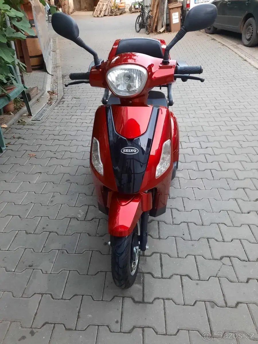 Elektrický tříkolový skútr SELVO 31000 – silný motor 1000 W